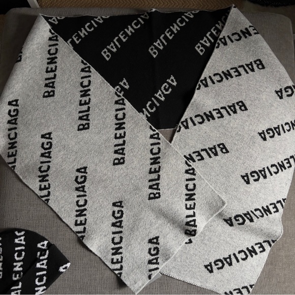BALENCIAGA ALLOVER LOGO SCARF GREY/BLACK - Picture 5 of 11
